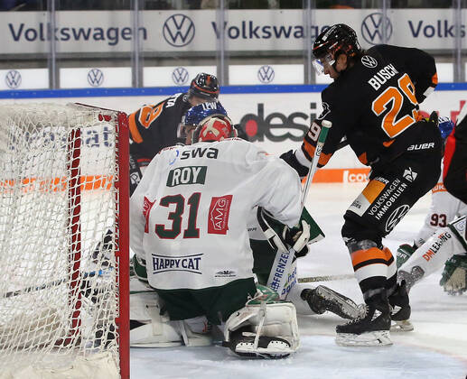 Grizzlys vs Augsburg Eishockey, DEL, Grizzlys Wolfsburg vs Augsburg Panther, Eis Arena Wolfsburg, Bild zeigt: Valentin Busch (Wob, 29) Wolfsburg