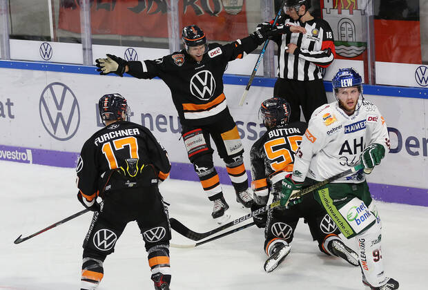 Grizzlys vs Augsburg Eishockey, DEL, Grizzlys Wolfsburg vs Augsburg Panther, Eis Arena Wolfsburg, Bild zeigt: Jubel über das Tor zum 2:3 durch Ryan Button (Wob, 55) Wolfsburg