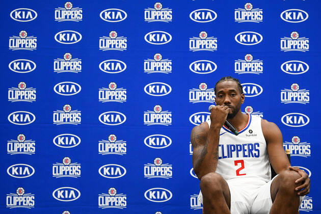 PLAYA VISTA, CA - SEPTEMBER 29: Los Angeles Clippers Forward Kawhi Leonard (2) looks on during media day at the Los Angeles Clippers Training Center on September 29, 2019 in Playa Vista, California. (Photo by Brian Rothmuller Icon Sportswire) NBA, Basketball Herren, USA SEP 29 Clippers Media Day Icon190929004