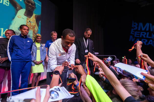 Leichtathletik Berlin 29.09.2019 46. BMW Berlin Marathon der Läufer Siegerehrung im Cosmos Club Party Benenisa Bekele (ETH) Sieger Männer
