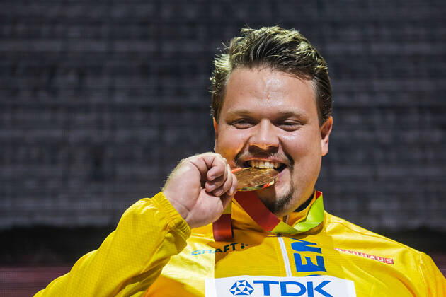 Sport Bilder des Tages 191001 Daniel Stahl of Sweden celebrates with his gold medal at the medal ceremony for the men?s discus throw final during day 5 of the IAAF World Athletics Championships on October 1, 2019 in Doha. Photo: Joel Marklund BILDBYRAN kod JM 88037 BBENG athletics track & field friidrott friidrett IAAF World Athletics Championships Athletics World Championship, WM, Weltmeisterschaft VM friidrotts-VM friidretts-VM discus throw diskos diskus sverige medaljceremoni guld guldmedalj Copyright: JOELxMARKLUND BB191001JM053