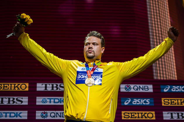 191001 Daniel Stahl of Sweden celebrates his first place at the medal ceremony for the men?s discus throw final during day 5 of the IAAF World Athletics Championships on October 1, 2019 in Doha. Photo: Joel Marklund BILDBYRAN kod JM 88037 BBENG athletics track & field friidrott friidrett IAAF World Athletics Championships Athletics World Championship, WM, Weltmeisterschaft VM friidrotts-VM friidretts-VM discus throw diskos diskus sverige medaljceremoni Copyright: JOELxMARKLUND BB191001JM062