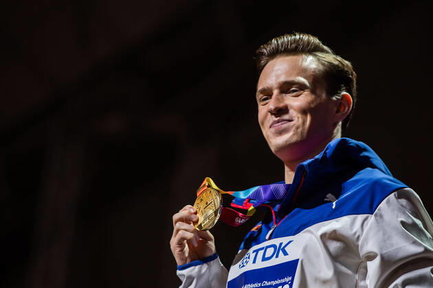 Sport Bilder des Tages 191001 Karsten Warholm of Norway celebrates with his gold medal at the medal ceremony after the men s 400m hurdles final during day 5 of the IAAF World Athletics Championships on October 1, 2019 in Doha. Photo: Vegard Wivestad Grott BILDBYRAN kod VG 170404 bbeng athletics track & field friidrott friidrett iaaf world athletics championships athletics World Championship, WM, Weltmeisterschaft vm friidrotts-vm friidretts-vm häck jubel norge Copyright: VEGARDxWIVESTADxGRoTT BB191001VG035