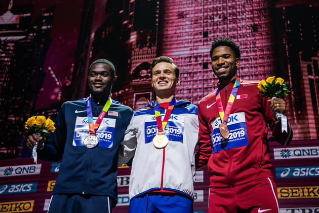 191001 Karsten Warholm of Norway celebrates with his gold medal at the medal ceremony after the men s 400m hurdles final during day 5 of the IAAF World Athletics Championships on October 1, 2019 in Doha. Photo: Vegard Wivestad Grott BILDBYRAN kod VG 170404 bbeng athletics track & field friidrott friidrett iaaf world athletics championships athletics World Championship, WM, Weltmeisterschaft vm friidrotts-vm friidretts-vm häck jubel norge Copyright: VEGARDxWIVESTADxGRoTT BB191001VG039