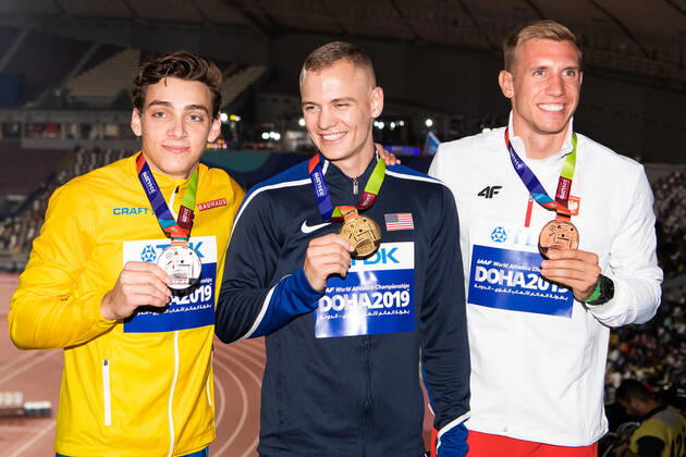 191002 Armand Duplantis of Sweden (silver), Sam Kendricks of USA (gold) and Piotr Lisek of Poland (bronze) pose with their medals at the medal ceremony for the men?s pole vault during day 6 of the IAAF World Athletics Championships on October 2, 2019 in Doha. Photo: Joel Marklund BILDBYRAN kod JM 88038 BBENG athletics track & field friidrott friidrett IAAF World Athletics Championships Athletics World Championship, WM, Weltmeisterschaft VM friidrotts-VM friidretts-VM medaljcerememoni prisutdelning sweden sverige vm-silver jubel pole vault stav stavsprang stavhopp usa polen Copyright: JOELxMARKLUND BB191002JM053