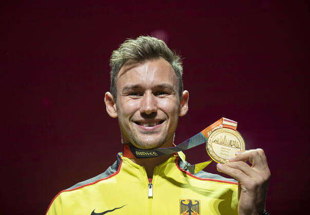 Sieger Niklas KAUL (Deutschland 1.Platz) zeigt seine Goldmedaille, Gold. Siegerehrung Zehnkampf der Maenner, am 04.10.2019 Leichtathletik Weltmeisterschaft 2019 in Doha Katar, vom 27.09. - 10.10.2019. Â