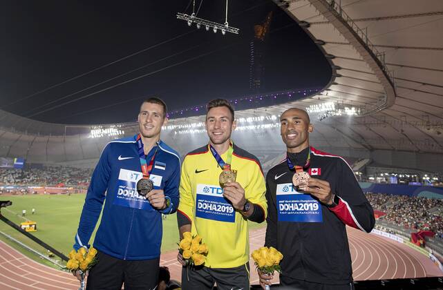 v.l. Maicel UIBO (EST 2.Platz), Sieger Niklas KAUL (Deutschland 1.Platz), Damian WARNER (CAN 3.Platz) zeigen Ihre Medaillen, Goldmedaille, Gold, im Hintergrund das Khalifa International Stadion, Siegerehrung Zehnkampf der Maenner, am 04.10.2019 Leichtathletik Weltmeisterschaft 2019 in Doha Katar, vom 27.09. - 10.10.2019. Â