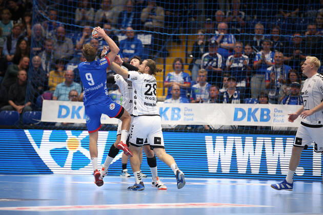 v.l. Jonathan Carlsbogard (TBV Lemgo Lippe 9), Domagoj Duvnjak (THW Kiel 4), Pavel Horak (THW Kiel 28) GER, Handball, 1. Bundesliga, TBV Lemgo Lippe gegen THW Kiel, 06.10.2019 Lemgo Copyright: xEIBNER JanxStrohdiekx EP_JSK