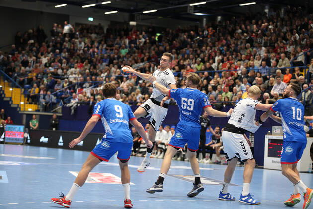 v.l. Jonathan Carlsbogard (TBV Lemgo Lippe 9), Nikola Bilyk (THW Kiel 53), Christian Klimek (TBV Lemgo Lippe 69) GER, Handball, 1. Bundesliga, TBV Lemgo Lippe gegen THW Kiel, 06.10.2019 Lemgo Copyright: xEIBNER JanxStrohdiekx EP_JSK