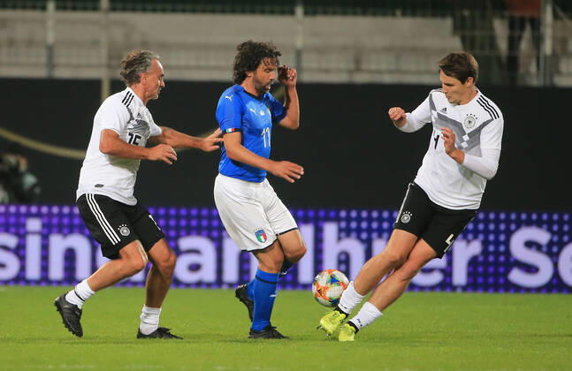 07.10.2019, DFB-All-Stars vs Azzuri Legends, Sportpark Ronhof Fuerth, Fussball, im Bild: Maurizio Gaudino ( DFB All Stars), Damiano Tommasi ( Azzuri All Stars) und Philipp Wollscheid ( DFB All Stars)