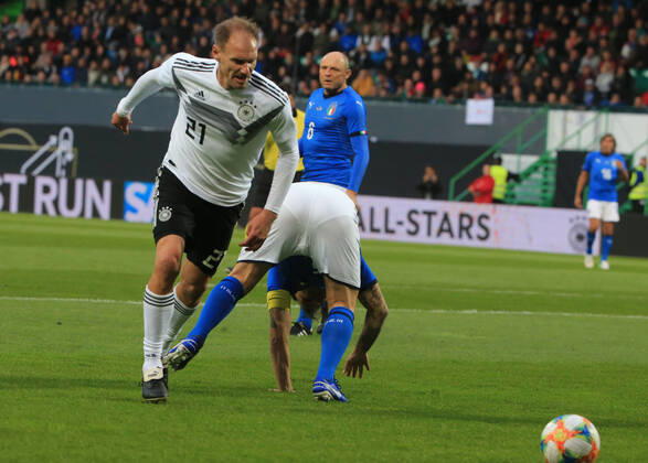 07.10.2019, DFB-All-Stars vs Azzuri Legends, Sportpark Ronhof Fuerth, Fussball, im Bild: Alexander Zickler ( DFB All Stars) vs Fabio Cannavaro ( Azzuri All Stars)