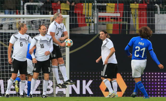 07.10.2019, DFB-All-Stars vs Azzuri Legends, Sportpark Ronhof Fuerth, Fussball, im Bild: Guido Buchwald ( DFB All Stars), Jens Nowotny ( DFB All Stars), Michael Schulz ( DFB All Stars), Torsten Frings ( DFB All Stars) und Andrea Pirlo ( Azzuri All Stars) beim Freistoss