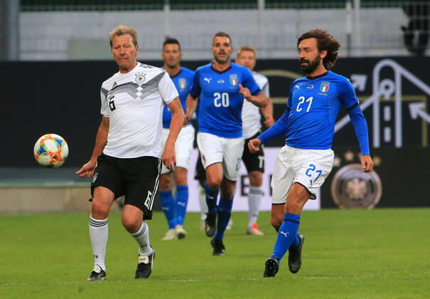 07.10.2019, DFB-All-Stars vs Azzuri Legends, Sportpark Ronhof Fuerth, Fussball, im Bild: Guido Buchwald ( DFB All Stars) vs Andrea Pirlo ( Azzuri All Stars)