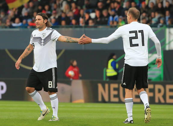 07.10.2019, DFB-All-Stars vs Azzuri Legends, Sportpark Ronhof Fuerth, Fussball, im Bild: Torsten Frings ( DFB All Stars) und Alexander Zickler ( DFB All Stars) jubeln