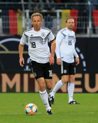 07.10.2019, DFB-All-Stars vs Azzuri Legends, Sportpark Ronhof Fuerth, Fussball, im Bild: Juergen Klinsmann ( DFB All Stars) and Jens Nowotny ( DFB All Stars)