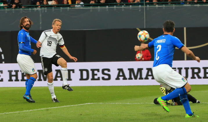07.10.2019, DFB-All-Stars vs Azzuri Legends, Sportpark Ronhof Fuerth, Fussball, im Bild: Andrea Pirlo ( Azzuri All Stars), Tor zum 2:0 von Juergen Klinsmann ( DFB All Stars), Christian Panucci ( Azzuri All Stars)