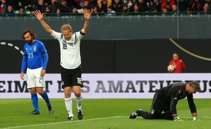 07.10.2019, DFB-All-Stars vs Azzuri Legends, Sportpark Ronhof Fuerth, Fussball, im Bild: Andrea Pirlo ( Azzuri All Stars), Juergen Klinsmann ( DFB All Stars) jubelt zum 2:0, Angelo Peruzzi ( Azzuri All Stars) am Boden