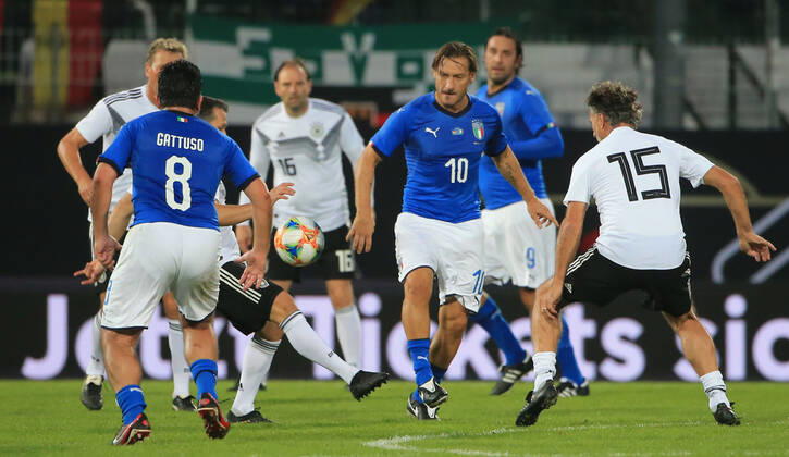 07.10.2019, DFB-All-Stars vs Azzuri Legends, Sportpark Ronhof Fuerth, Fussball, im Bild: Genarro Gattuso ( Azzuri All Stars), Guido Buchwald ( DFB All Stars), Jens Nowotny ( DFB All Stars), Francesco Totti ( Azzuri All Stars), Luca Toni ( Azzuri All Stars), Maurizio Gaudino ( DFB All Stars)