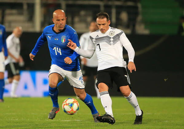 07.10.2019, DFB-All-Stars vs Azzuri Legends, Sportpark Ronhof Fuerth, Fussball, im Bild: Luigi Di Bagio ( Azzuri All Stars) vs Piotr Trochowski ( DFB All Stars)