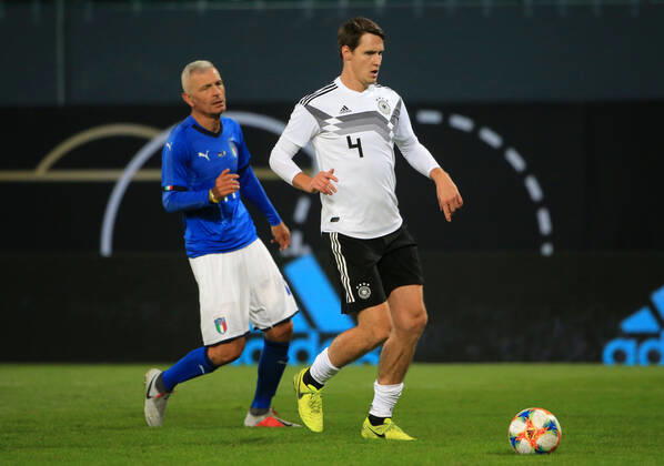 07.10.2019, DFB-All-Stars vs Azzuri Legends, Sportpark Ronhof Fuerth, Fussball, im Bild: Fabrizio Ravanelli ( Azzuri All Stars) vs Philipp Wollscheid ( DFB All Stars)