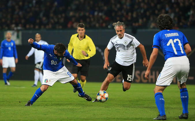 07.10.2019, DFB-All-Stars vs Azzuri Legends, Sportpark Ronhof Fuerth, Fussball, im Bild: Salvatore Schillaci ( Azzuri All Stars) vs Maurizio Gaudino ( DFB All Stars) und Damiano Tommasi ( Azzuri All Stars)