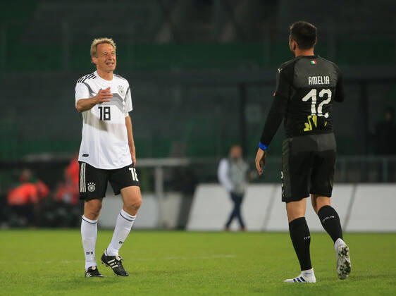 07.10.2019, DFB-All-Stars vs Azzuri Legends, Sportpark Ronhof Fuerth, Fussball, im Bild: Juergen Klinsmann ( DFB All Stars) und Marco Amella ( Azzuri All Stars)