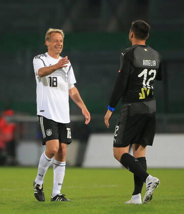 07.10.2019, DFB-All-Stars vs Azzuri Legends, Sportpark Ronhof Fuerth, Fussball, im Bild: Juergen Klinsmann ( DFB All Stars) und Marco Amella ( Azzuri All Stars)