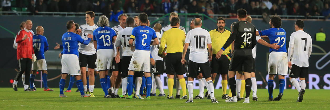 07.10.2019, DFB-All-Stars vs Azzuri Legends, Sportpark Ronhof Fuerth, Fussball, im Bild: Deutschland und Italien all Stars nach dem Spiel