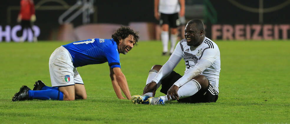 07.10.2019, DFB-All-Stars vs Azzuri Legends, Sportpark Ronhof Fuerth, Fussball, im Bild: Damiano Tommasi ( Azzuri All Stars) und Gerald Asamoah ( DFB All Stars)