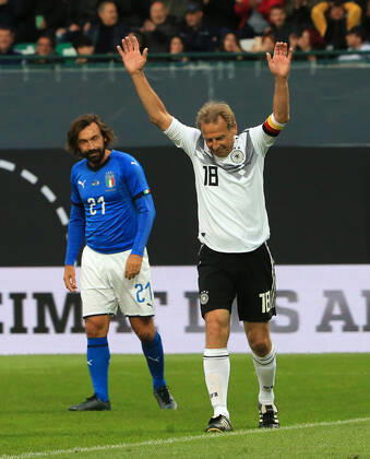 07.10.2019, DFB-All-Stars vs Azzuri Legends, Sportpark Ronhof Fuerth, Fussball, im Bild: Andrea Pirlo ( Azzuri All Stars) leidet und Juergen Klinsmann ( DFB All Stars) jubelt zum 2:0