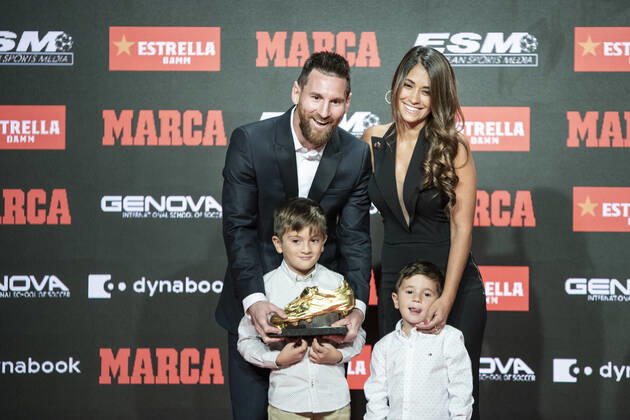 Bilder des Jahres 2019, Sport 10 Oktober Sport Themen der Woche KW42 Sport Bilder des Tages Leo Messi receives the golden boot with his sons and wife, Antonella Roccuzzo October 16, 2019.  (20191015030)