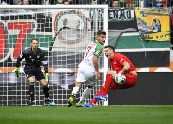Bilder des Jahres 2019, Sport 10 Oktober Sport Themen der Woche KW42 beim Kopfballduell, Zweikampf, Aktion Florian Niederlechner FC Augsburg FCA gegen Niklas Süle FC Bayern München FCB verletzt Verletzung bei Süle, der vom Platz muss FC Augsburg FCA vs FC Bayern München FCB 19.10.2019 DFL REGULATIONS PROHIBIT ANY USE OF PHOTOGRAPHS AS IMAGE SEQUENCES AND OR QUASI-VIDEO FC Augsburg FCA vs FC Bayern München FCB
