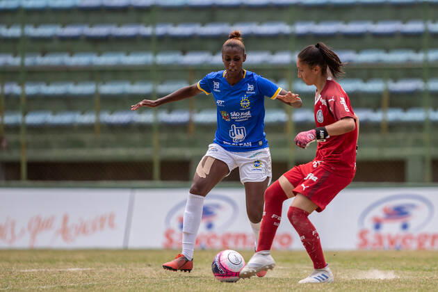 São José x Palmeiras VINHEDO, SP - 19.10.2019: SÃO JOSÉ X PALMEIRAS - Fernanda Tipa dispute played with goalkeeper Palmeiras, July. Paulista Women& 39;s Football Cup - Sao Jose and Palmeiras draw 1-1 in the return game, the result leads Palmeiras to the decision against the Sao Paulo team. The match took place this Saturday morning, October 19, in Vinhedo. (Photo: Van Campos Fotoarena) x1816159x  VanxCampos