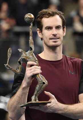 Bilder des Jahres 2019, Sport 10 Oktober Sport Themen der Woche KW42 Sport Bilder des Tages British Andy Murray celebrates with the trophy after winning a tennis game against Swiss Stanislas Wawrinka, in the final of the men s singles tournament at the European Open ATP, Tennis Herren Antwerp, Sunday 20 October 2019 in Antwerp. This year s edition of the tournament is taking place from 14 to 20 October. JOHNxTHYS  x05690708x