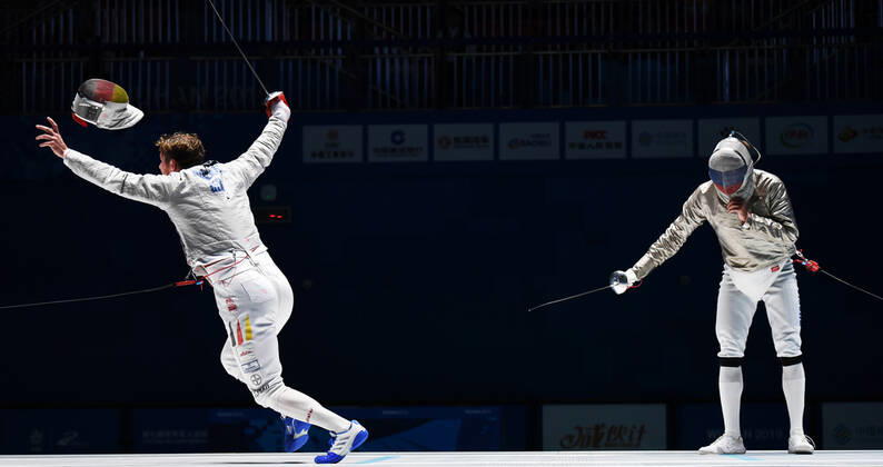 Bilder des Jahres 2019, Sport 10 Oktober Sport Themen der Woche KW43 Sport Bilder des Tages (191021) -- WUHAN, Oct. 21, 2019 -- Richard Huebers (L) of Germany celebrates after winning the men s individual sabre gold medal bout of fencing at the 7th CISM Military World Games in Wuhan, capital of central China s Hubei Province, Oct. 21, 2019. ) (SP)CHINA-WUHAN-7TH MILITARY WORLD GAMES-FENCING WangxJianwei 