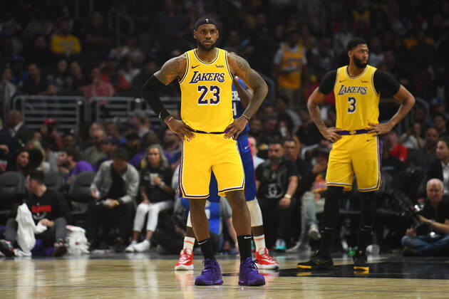Bilder des Jahres 2019, Sport 10 Oktober Sport Themen der Woche KW43 Sport Bilder des Tages LOS ANGELES, CA - OCTOBER 22: Los Angeles Lakers Guard LeBron James (23) and Los Angeles Lakers Forward Anthony Davis (3) looks on during a NBA, Basketball Herren, USA game between the Los Angeles Lakers and the Los Angeles Clippers on October 22, 2019 at STAPLES Center in Los Angeles, CA. (Photo by Brian Rothmuller Icon Sportswire) NBA: OCT 22 Lakers at Clippers Icon191022018