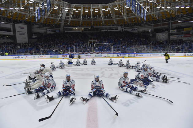 Bilder des Jahres 2019, Sport 10 Oktober Sport Themen der Woche KW43 Sport Bilder des Tages Utkani 13. kola hokejove extraligy: HC Kometa Brno - HC Dynamo Pardubice, 25. rijna 2019 v Brne. Zaverecna dekovacka brnenskych hracu. CTKPhotoP201910251026801  sal 22