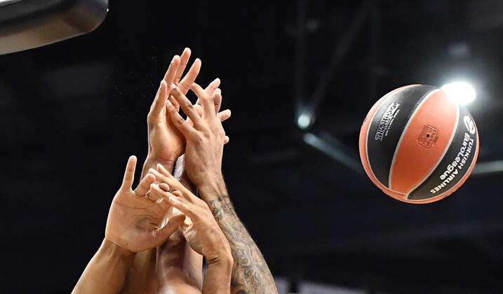 Bilder des Jahres 2019, Sport 10 Oktober Sport Themen der Woche KW43 Sport Bilder des Tages Fünf Hände und ein Ball ALBA Berlin - ZSKA Moskau Basketball, Euroleague, Gruppenphase, Vorrunde, Herren, Männer, Maenner, men, Saison 2019 2020 Berlin, 24.10.2019 Mercedes-Benz Arena