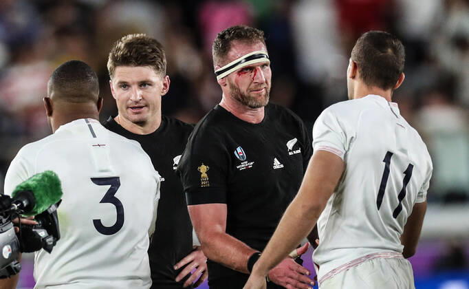 Bilder des Jahres 2019, Sport 10 Oktober Sport Themen der Woche KW43 2019 Rugby World Cup Semi-Final, International Stadium Yokohama, Yokohama, Japan 26 10 2019 England vs New Zealand New Zealand s Beauden Barrett and Kieran Read with England s Kyle Sinckler and Jonny May after the game Beauden Barrett and Kieran Read with Kyle Sinckler and Jonny May after the game 26 10 2019  Copyright: x©INPHO BillyxSticklandx BN1I4179
