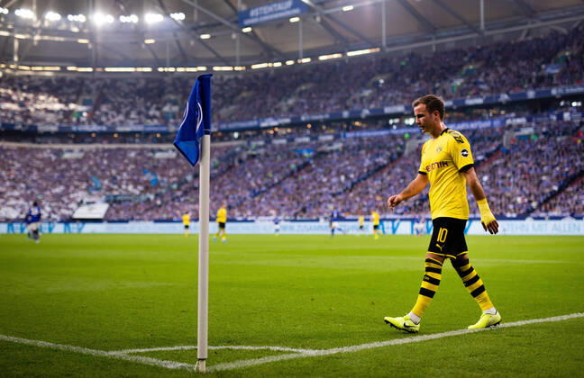 Bilder des Jahres 2019, Sport 10 Oktober Gelsenkirchen, 26.10.2019 Mario Götze (BvB) klatschte nach seiner Auswechslung nicht mit Thorgan Hazard (BvB) ab FC Schalke 04 - Borussia Dortmund DFL regulations prohibit any use of photographs as image sequences and or quasi-video