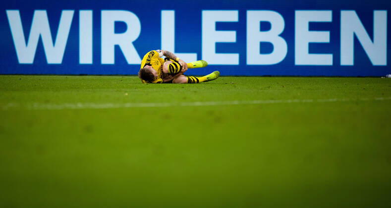 Bilder des Jahres 2019, Sport 10 Oktober Sport Themen der Woche KW43 Gelsenkirchen, 26.10.2019 Marco Reus (BvB) FC Schalke 04 - Borussia Dortmund DFL regulations prohibit any use of photographs as image sequences and or quasi-video