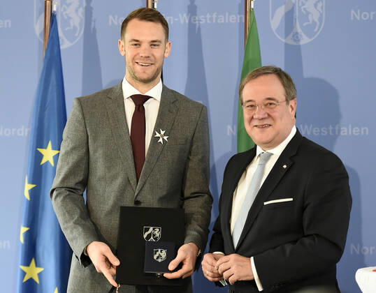 Sport Themen der Woche KW44 Bilder des Jahres 2019, Sport 10 Oktober Sport Bilder der Tages Verleihung des Verdienstordens des Landes Nordrhein-Westfalen an Manuel Neuer. Manuel Neuer,Torwart von Bayern München und der deutschen Nationalmannschaft bekam in der Staatskanzlei des Landes Nordrhein-Westfalen den Verdienstorden von NRW-Ministerpräsident Armin Laschet überreicht,fotografiert am 30.10.2019. Â