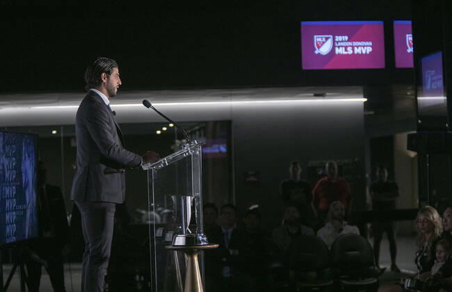 November 4, 2019, Los Angeles, California, United States of America: Carlos Vela of the Los Angeles Football Club, LAFC speaks after receiving the 2019 Landon Donovan, MLS, Fussball Herren, USA MVP award at Banc of California Stadium in Los Angeles, California. JAVIER ROJAS PI Carlos Vela awarded MLS MVP - ZUMAp124 20191104_zaa_p124_065 Copyright: xJavierxRojas Pix