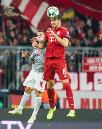 Champions League, Munich-Piraeus, Munich November 6, 2019. Javi MARTINEZ, FCB 8 compete for the ball, tackling, duel, header, zweikampf, action, fight against Daniel PODENCE, Piraeus 10 FC BAYERN MUNICH - OLYMPIACOS PIRAEUS UEFA Football Champions League , Munich, November 06, 2019, Season 2019 2020, group stage ,group B, FCB, Reds, Bavaria, München