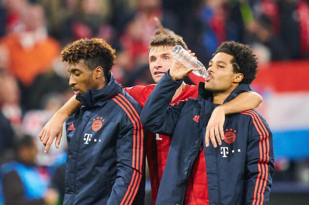 Champions League, Munich-Piraeus, Munich November 6, 2019. Thomas MUELLER, MÜLLER, FCB 25 Kingsley COMAN, FCB 29 Serge GNABRY, FCB 22 after the match FC BAYERN MUNICH - OLYMPIACOS PIRAEUS UEFA Football Champions League , Munich, November 06, 2019, Season 2019 2020, group stage ,group B, FCB, Reds, Bavaria, München