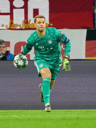 Champions League, Munich-Piraeus, Munich November 6, 2019. Manuel NEUER, FCB 1 whole figure, action, single image, single action, FC BAYERN MUNICH - OLYMPIACOS PIRAEUS 2-0 UEFA Football Champions League , Munich, November 06, 2019, Season 2019 2020, group stage ,group B, FCB, Reds, Bavaria, München