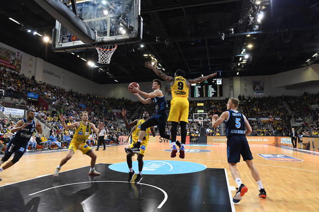 Jonas Mattisseck (ALBA Berlin) im Zweikampf mit Marcos Knight (MHP Riesen Ludwigsburg), MHP Riesen Ludwigsburg vs. Alba Berlin, easycredit Basketball-Bundesliga, 8. Spieltag, 17.11.2019 MHP Riesen Ludwigsburg vs. Alba Berlin, easycredit Basketball-Bundesliga, 8. Spieltag, 17.11.2019 Ludwigsburg Copyright: xMemmlerx Eibner-Pressefotox EP_mmr