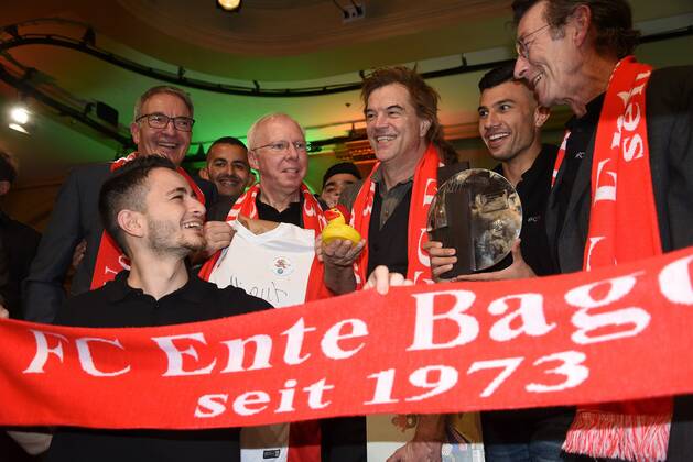 18.11.2019 GER, Frankfurt am Main, Verleihung des Julius Hirsch Preis des DFB (Deutscher Fußball-Bund) Campino von der Kult-Band die Toten Hosen mit den Preisträger FC Ente Bagdad aus Mainz