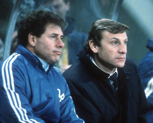 WM Qualifikation: Österreich - Deutsche Demokratische Republik 3:0 15.11.1989 in Wien. Trainer Eduard Geyer (DDR) auf der Bank. Li: Co-Trainer Eberhard Vogel. DFL REGULATIONS PROHIBIT ANY USE OF PHOTOGRAPHS AS IMAGE SEQUENCES AND OR QUASI-VIDEO