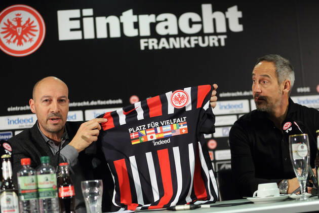 Sport Bilder des Tages MARC HINDELANG, ADI HUETTER SONDERTRIKOT GEGEN RASSISMUS PRESSEKONFERENZ EINTRACHT FRANKFURT FRANKFURT 
